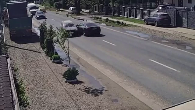 Momentul în care o șoferiță de 25 de ani intră pe contrasens și izbește o mașină, în Buzău | VIDEO