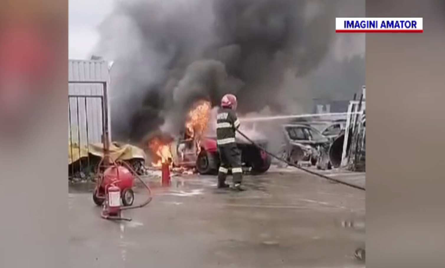 O mașină a ars ca o torță în curtea unei firme. Este uimitor ce a dus la aprinderea combustibilului
