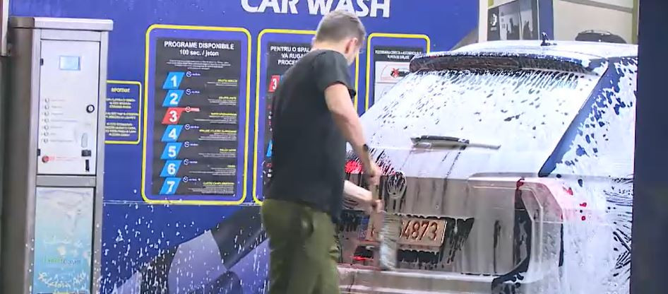 Isterie în București din cauza ploii sahariene. „Nu-mi vine să cred cum mi-am găsit mașina”