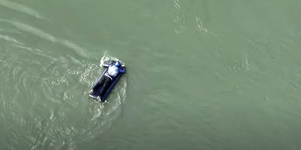 Ucrainean prins când vâslea cu mânile goale, în încercarea de a fugi din țară pe o saltea gonflabilă, spre R. Moldova VIDEO