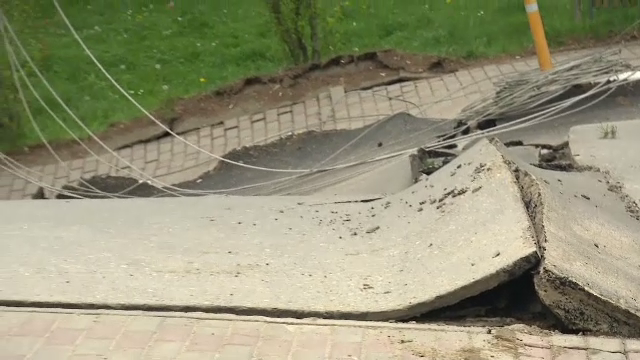 Situație de urgență în Slănic Prahova, după surparea străzii din centru. Localitatea stă pe un uriaș zăcământ de sare