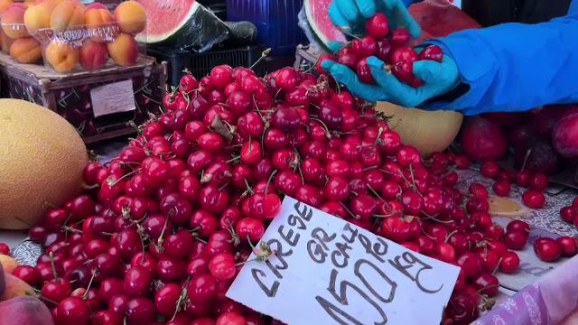 Au apărut primele cireșe în piețe. Prețul ajunge la 150 de lei pe kilogram