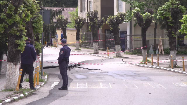 Localnicii din Slănic au atras atenția asupra unui fenomen neobișnuit în ianuarie. Craterul din centrul orașului s-a adâncit