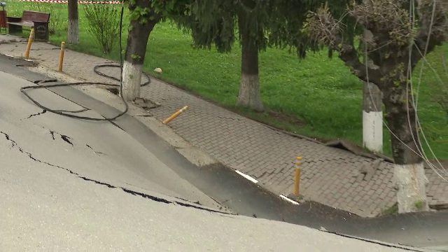 Ciolacu, despre surparea din Slănic: „Ce vreți să fac? Să știu unde s-au făcut drumurile peste mine?”. Reacția Salrom