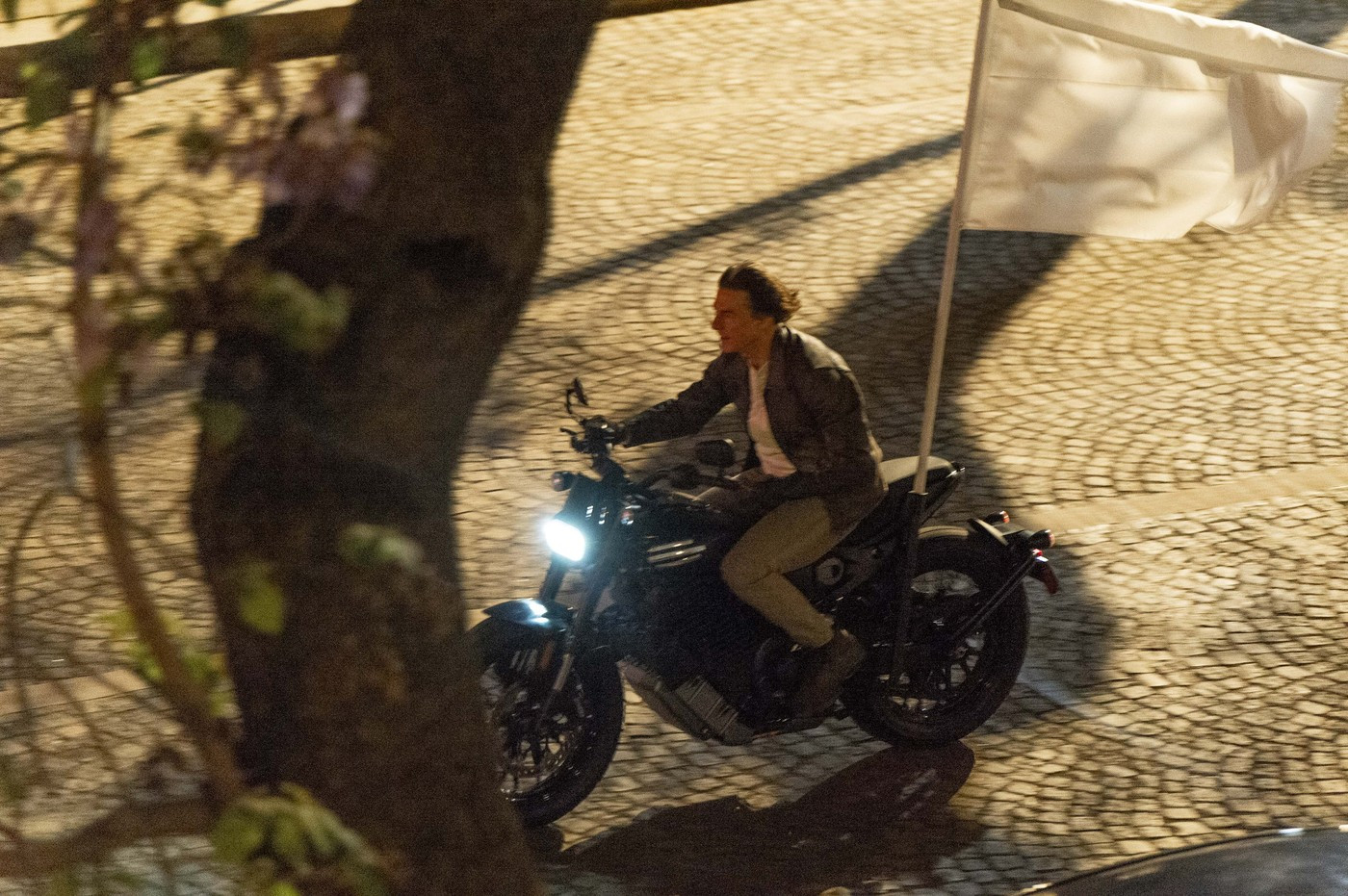 Tom Cruise a fost văzut filmând scene din cel de-al optulea episod al filmului „Mission Impossible”, în Paris. FOTO&VIDEO
