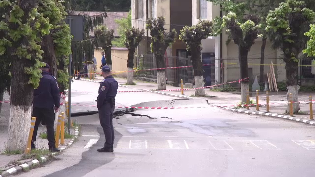 Ce se întâmplă cu craterul uriaș format în Slănic, orașul care se scufundă. Anunțul făcut de autorități