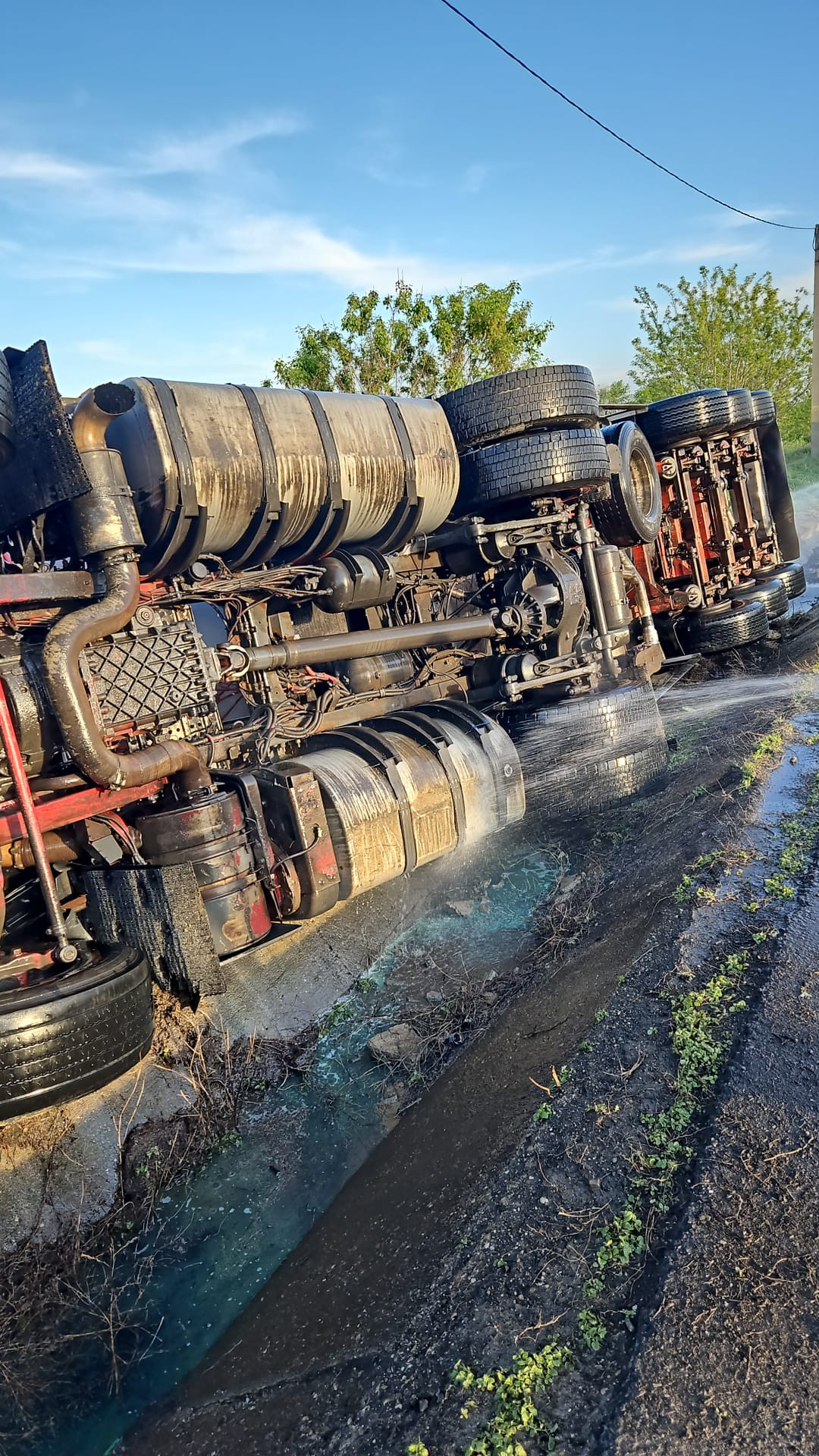 autocisterna rasturnata