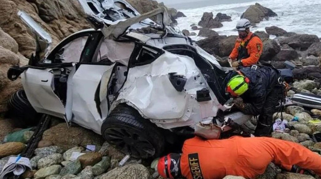 Un medic depresiv a încercat să își ucidă soția și cei doi copii mici. A plonjat cu Tesla în prăpastie, după un gând sinistru