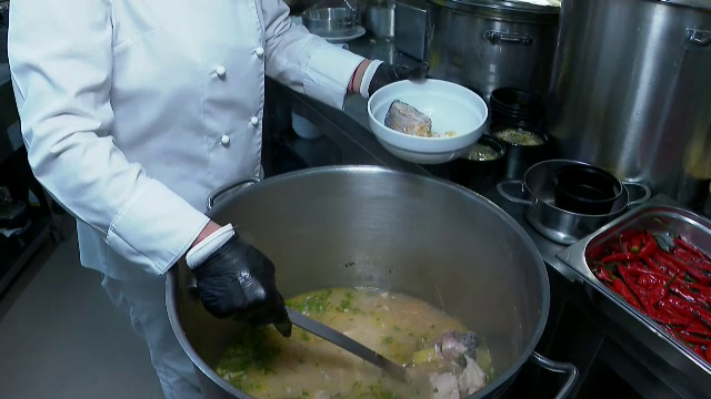 Bătaie pentru borșul de pește, pe litoral. Turiștii s-au înghesuit pentru o ciorbă. „Avem 450 de litri, 900 de porții”