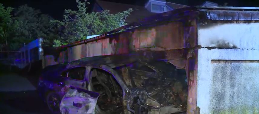 Un șofer începător a provocat dezastru pe o stradă din Chiajna. A lovit mașina și a declanșat un incendiu de proporții