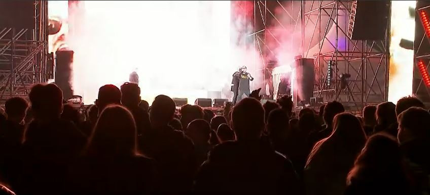 Petrecerile sunt în toi la malul mării. Mii de tineri au furat startul distracției