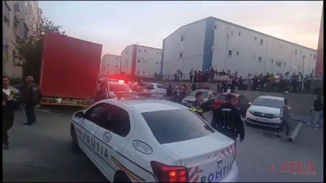 De la bal la spital. O petrecere de Florii s-a sfârșit cu o bătaie cu săbii și macete. Un bărbat a ajuns la spital