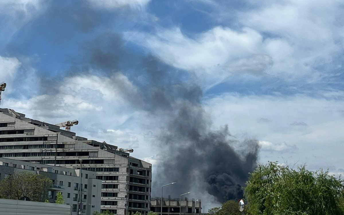 Incendiul din nordul Bucureștiului, lichidat. Ar fi luat foc fațada unui bloc în construcție. Nu s-au anunțat victime
