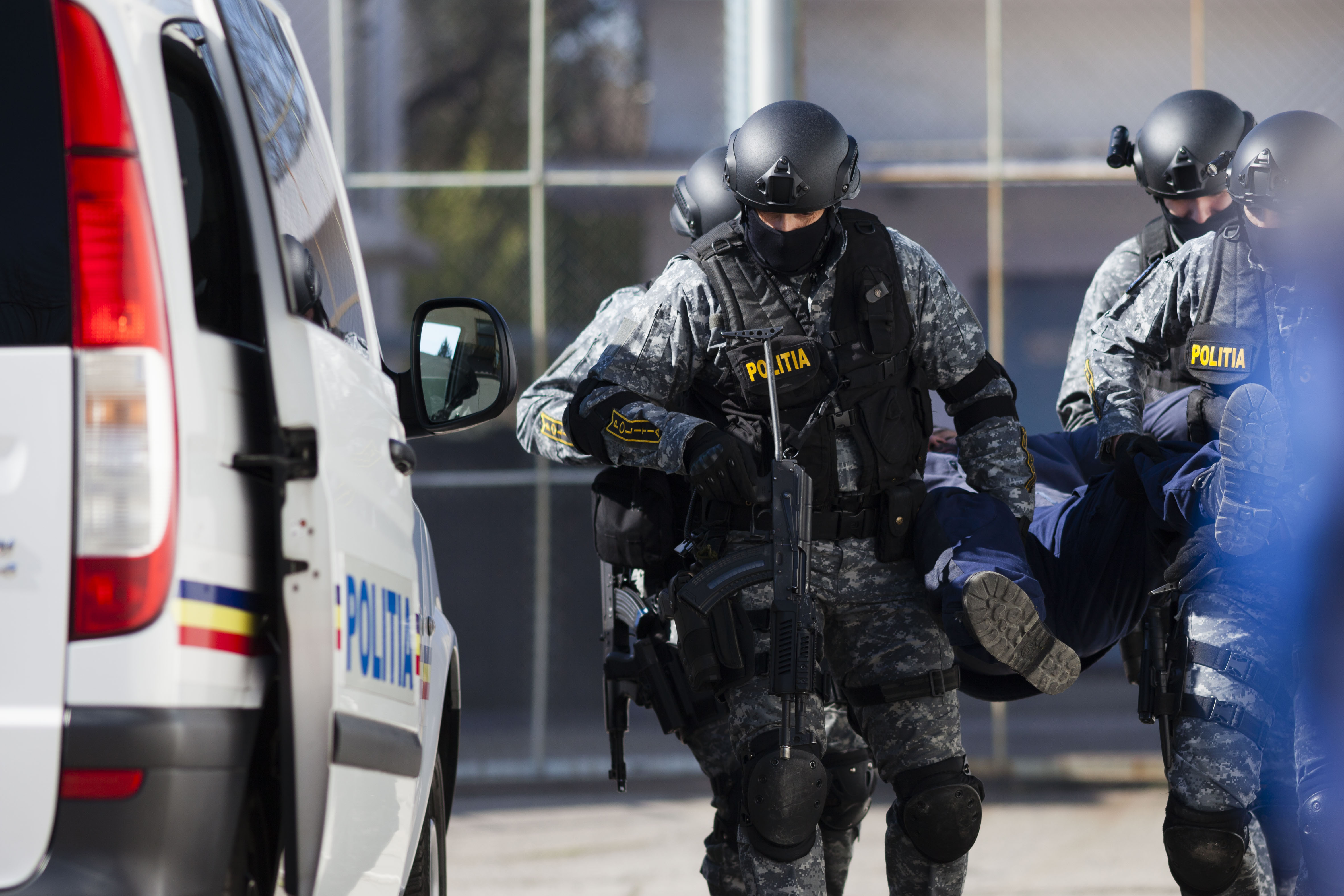 Bărbat răpit din parcarea unui complex de locuințe din București. A fost băgat într-o dubă de persoane necunoscute