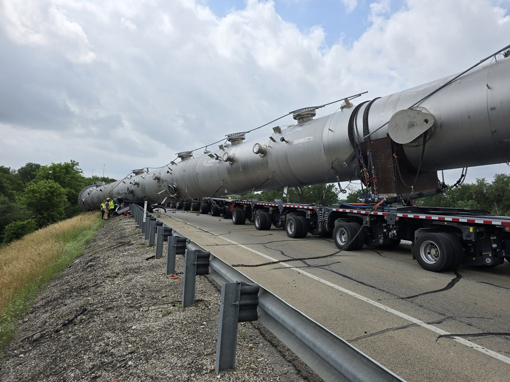Au murit după ce le-a căzut pe mașină un cilindru de 160 de tone transportat de un camion, pe autostradă