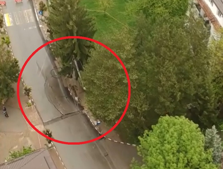 Prima ipoteză luată în calcul în privința craterului apărut centrul orașului Slănic Prahova. Ce ar fi provocat fenomenul