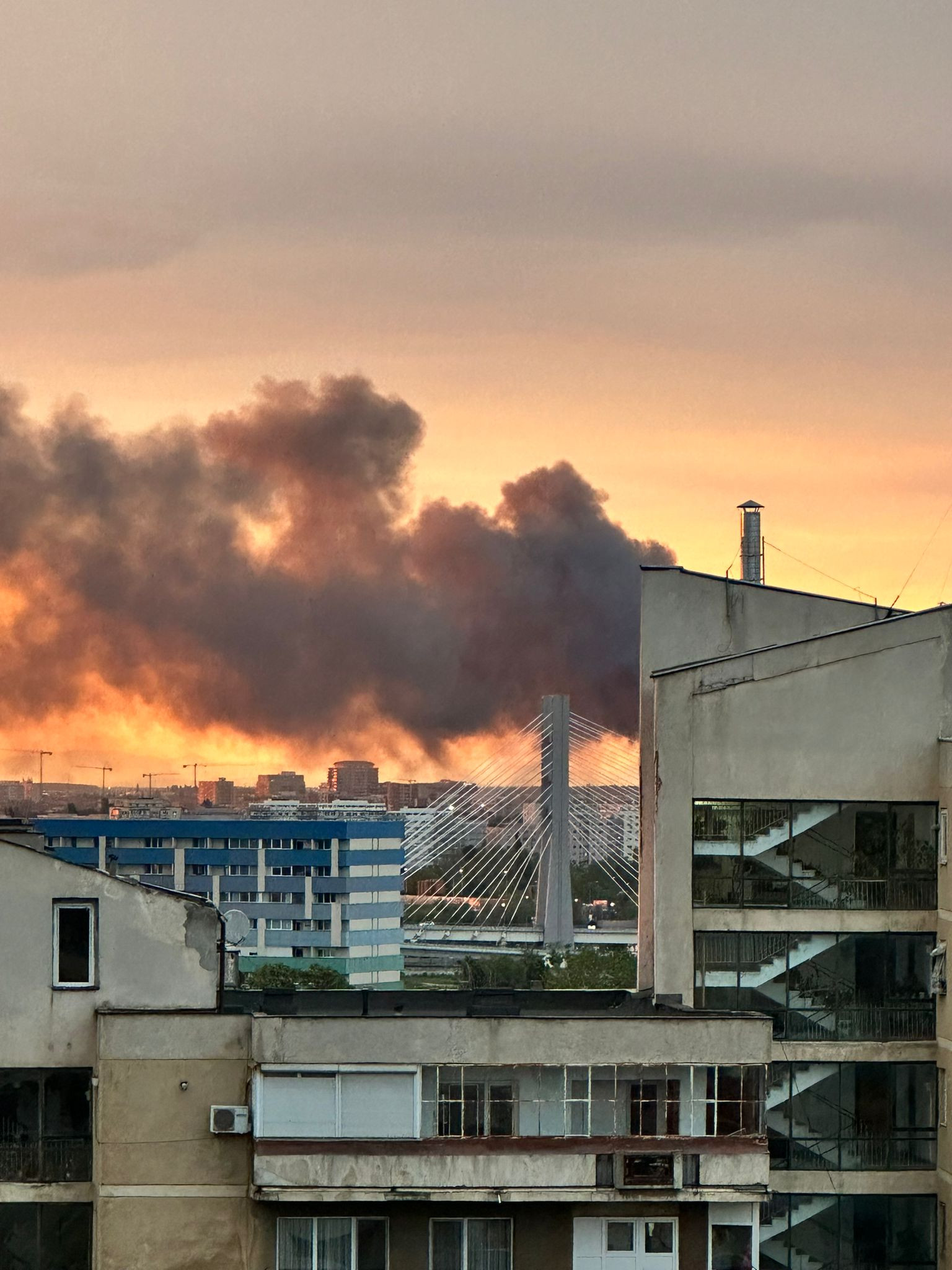 Incendiu în București. O hală dezafectată din Sectorul 1 a luat foc. A fost emis mesaj RO-Alert
