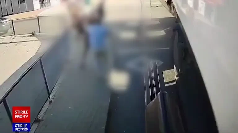 Șoferul unui autobuz din Timișoara a fost operat de urgență, după ce a fost bătut de un pasager. Agresorul, căutat de poliție