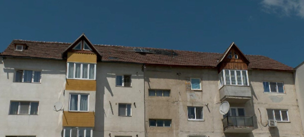 Incendiu la panourile fotovoltaice amplasate pe un bloc din Bistrița. Greșeala făcută de cel care le-a montat