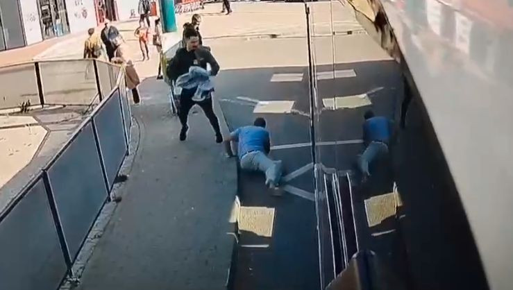 A fost identificat bărbatul din Timișoara care l-a luat la bătaie pe șoferul unui autobuz. Cel din urmă a ajuns la spital