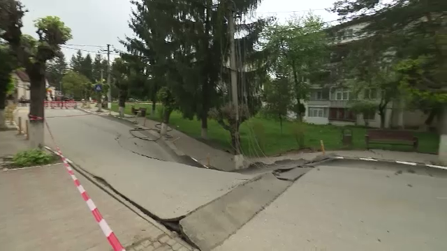 Specialiștii se așteaptă la surprize majore în cazul străzii surpate din Slănic. Rețeaua de electricitate, în pericol
