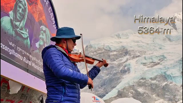 Spectacol la poalele Everestului. Violonistul Alexandru Tomescu a încântat drumeții cu melodiile sale. „A meritat”