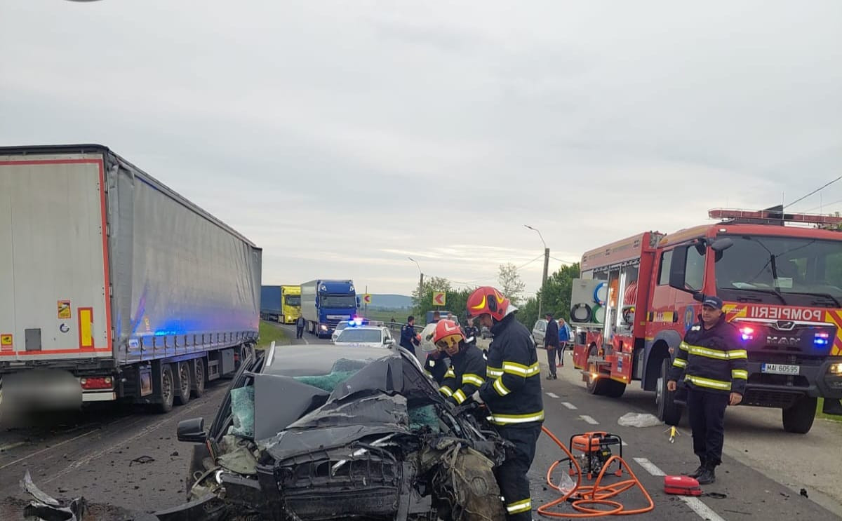 Accident grav în Mehedinți. O șoferiță de 19 ani a murit după a intrat cu mașina într-un TIR