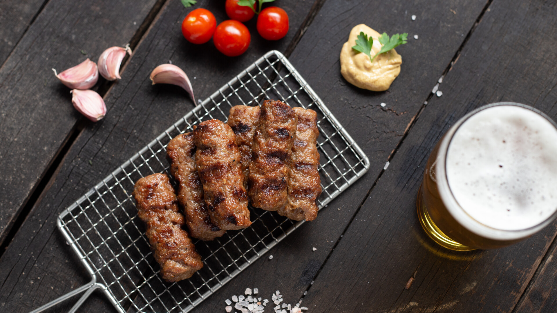 Câte calorii au micii. Doctor Mihaela Bilic: „Cei de porc sunt mai dietetici”