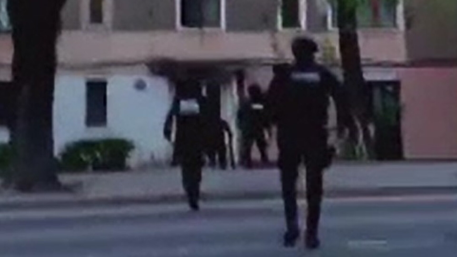 Zeci de locuințe din trei județe, percheziționate de oamenii legii. Patru persoane au fost arestate pentru trafic de droguri