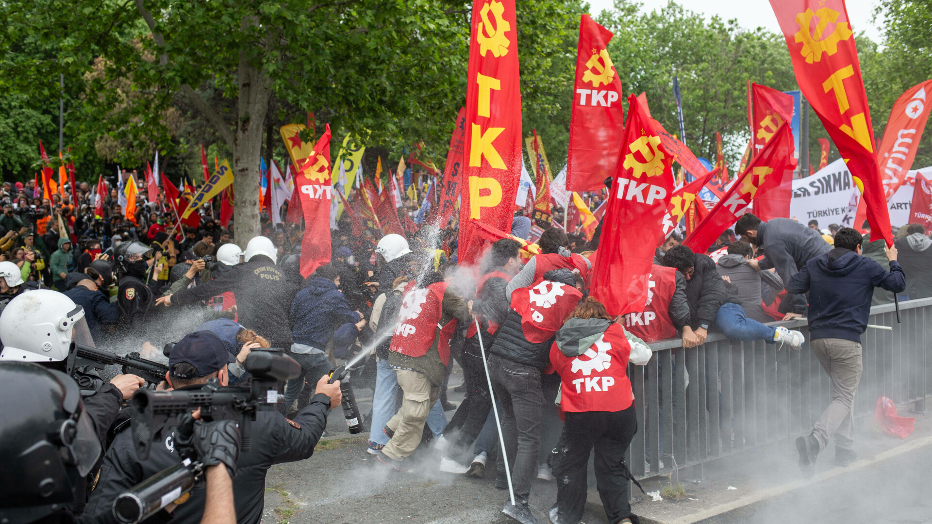 Stare de asediu în Istanbul. Violențe la manifestațiile de 1 Mai. Peste 40.000 de polițiști arestează protestatari. VIDEO