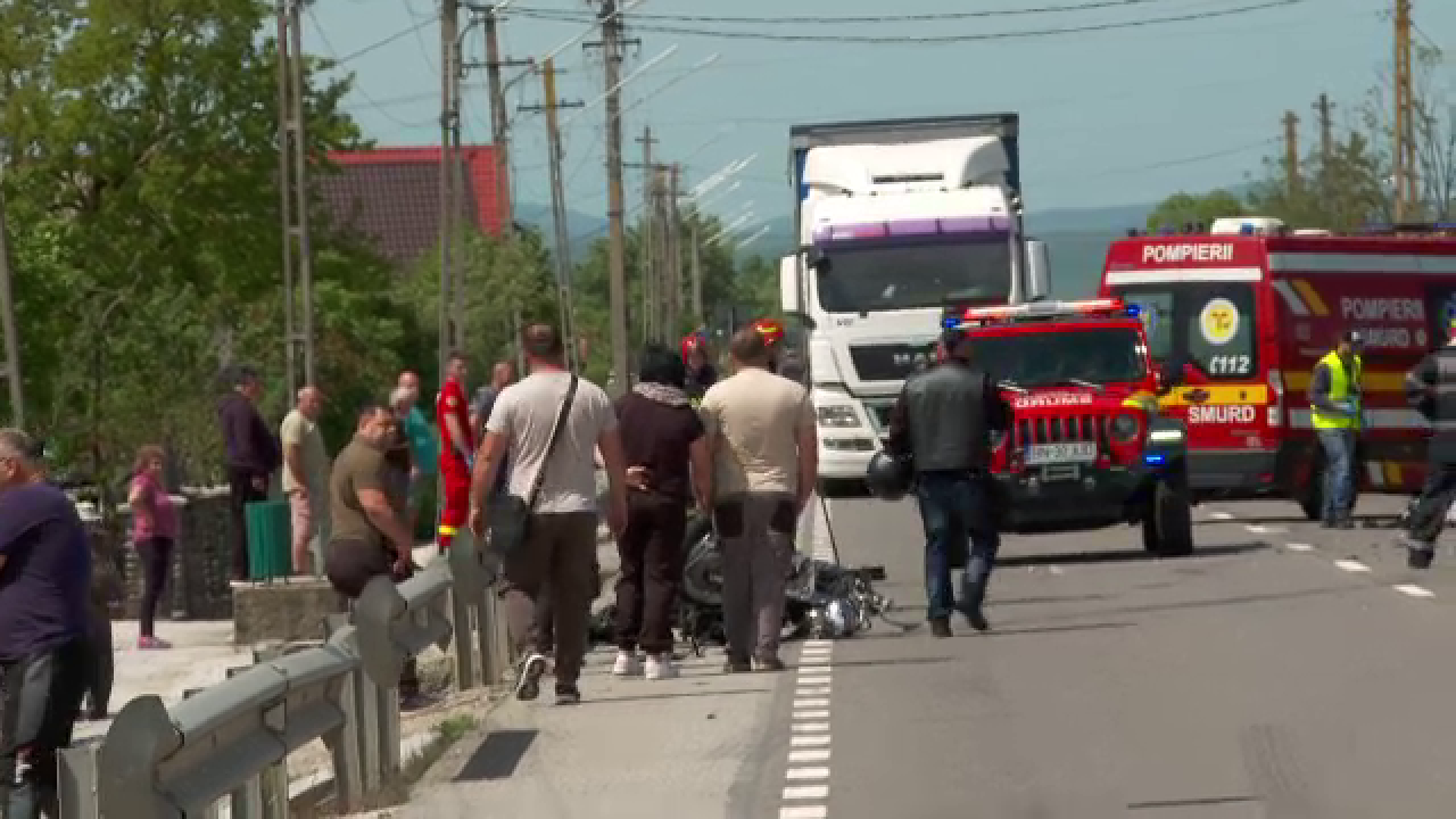 Instructor auto, spulberat de o mașină când mergea cu motocicleta. A fost aruncat în aer câțiva metri