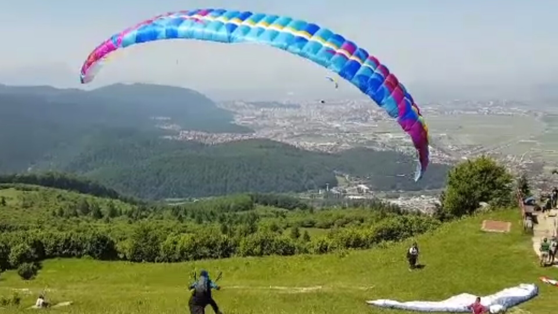 Cel mai bun loc din România pentru iubitorii de parapantă. Zona permite o decolare perfectă