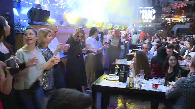 Sute de bucureșteni au petrecut 1 Mai pe ritmuri grecești, însă din meniu nu au lipsit micii cu muștar