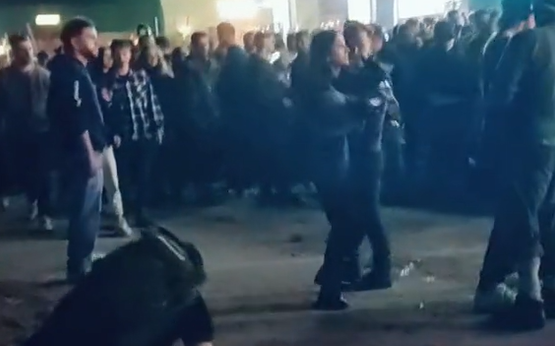 Mai mulți tineri s-au luat la bătaie în Vama Veche. Poliţia a deschis o anchetă. VIDEO