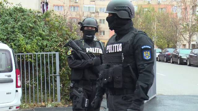 Intervenție în forță a trupelor speciale după ce un bucureștean s-a încuiat în casă cu gemenii de 4 luni. Ce i-a făcut soției