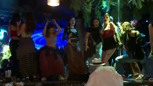 De la intrarea de 1.200 lei în cluburi din Mamaia, la dansul pe nisip în Vamă, tinerii s-au distrat de zor. ”Bem până cădem”