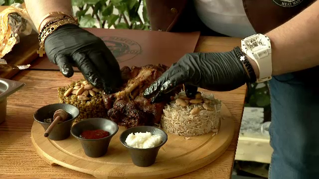 Românii au lăsat bucătăria de Paște pe mâna profesioniștilor. Cât costă un meniu livrat acasă