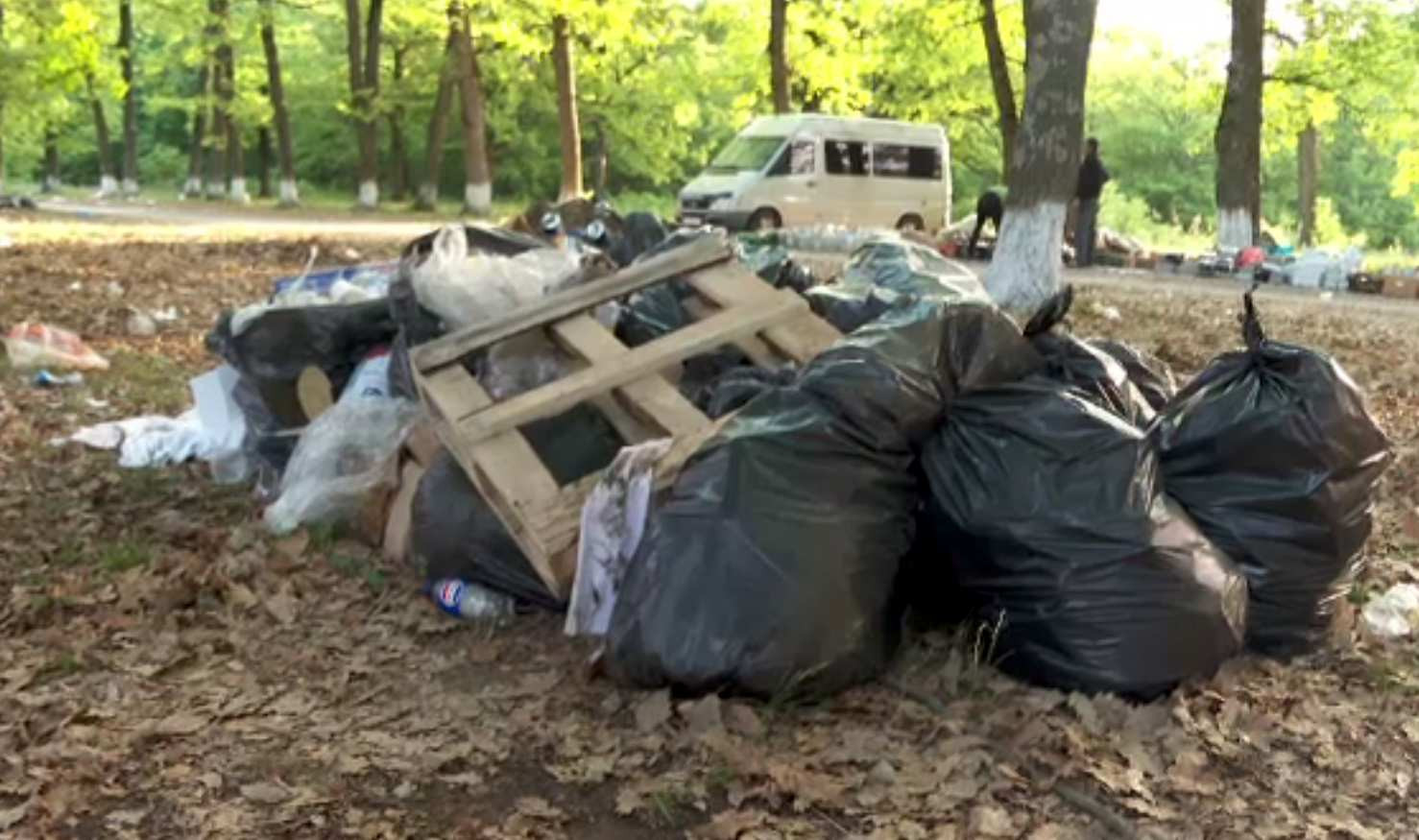 Munți de gunoaie lăsate în urmă de oamenii care au petrecut 1 Mai la picnic: „Așa-i românul nostru”