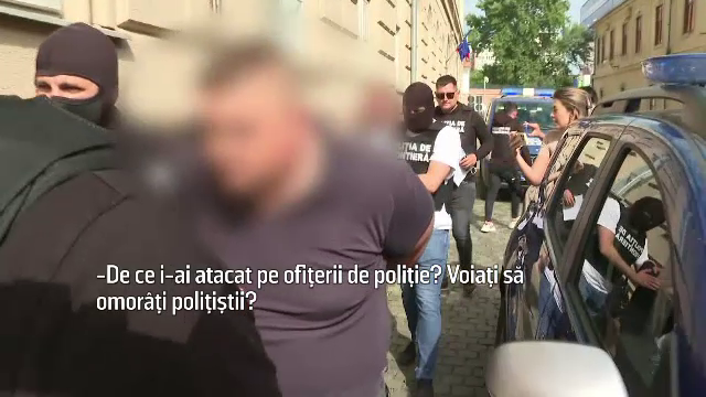 Cei trei afgani care au atacat doi polițiști în timp ce încercau să ascundă mai mulți migranți într-un TIR au fost arestați