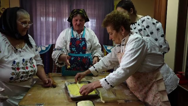 Socăcițele din Maramureș le învață și bucătăresele mai tinere cum să facă bucatele tradiționale de Paște