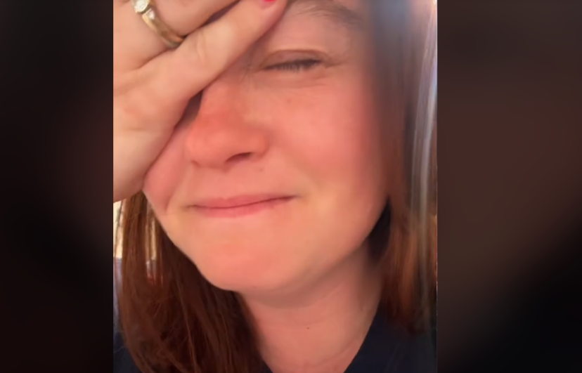 O mamă a invitat din greșeală toate cele 487 de contacte din telefon la petrecerea de un an a fiicei sale. VIDEO viral