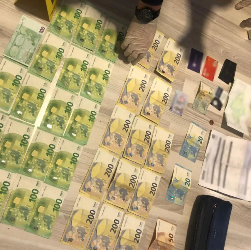 Cea mai mare rețea de fraudă prin telefon din Europa a fost destructurată de Europol. Polițiștii au găsit 1 mil. € cash