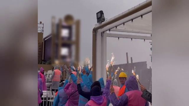 Petrecerile s-au ținut lanț pe litoral. La Mamaia ținutele extravagante au fost acoperite cu pelerine de ploaie