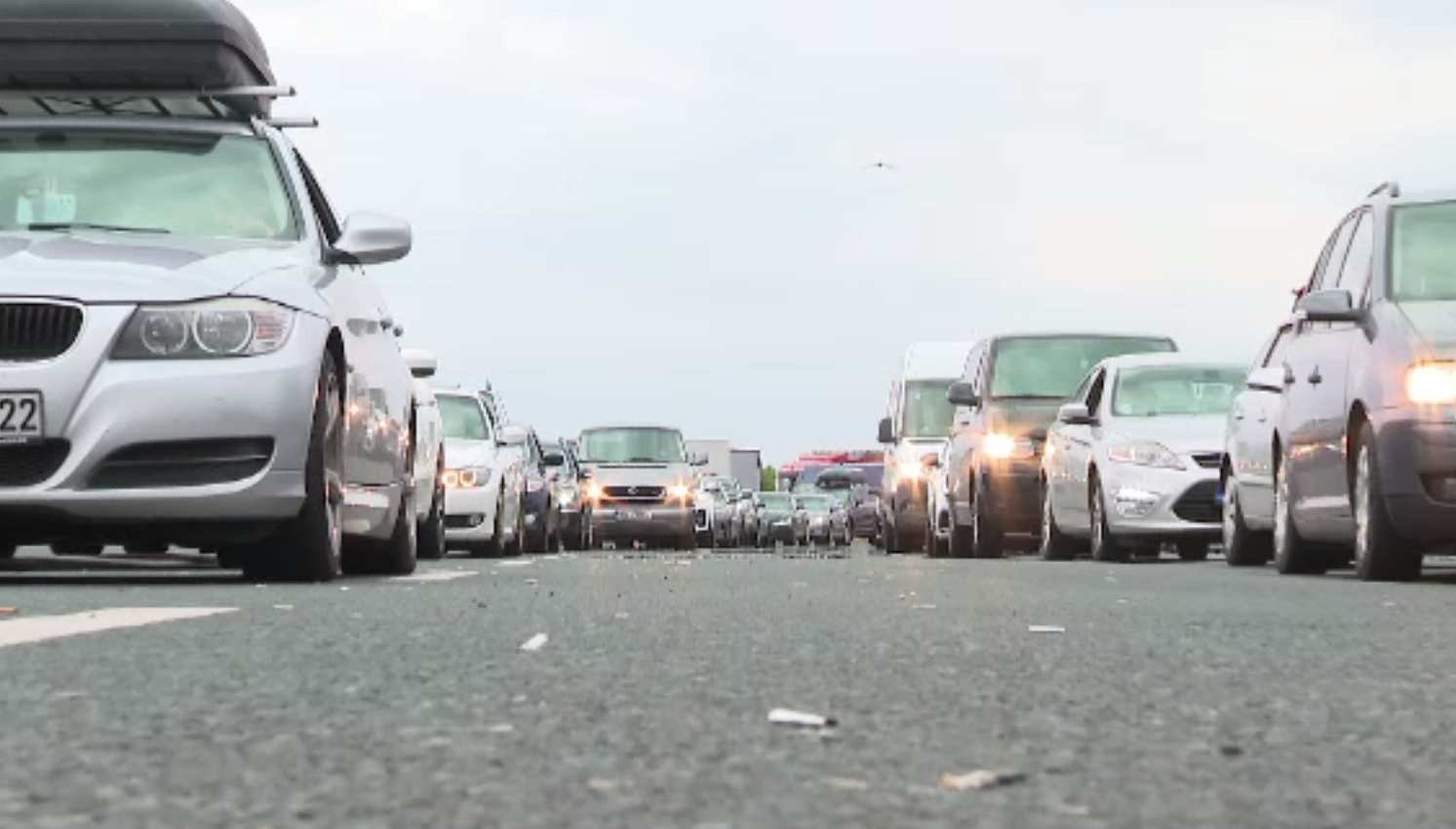 Paștele aduce laolaltă familiile despărțite de mii de kilometri. Românii din pribegie s-au strâns în vămi, ca să ajungă acasă