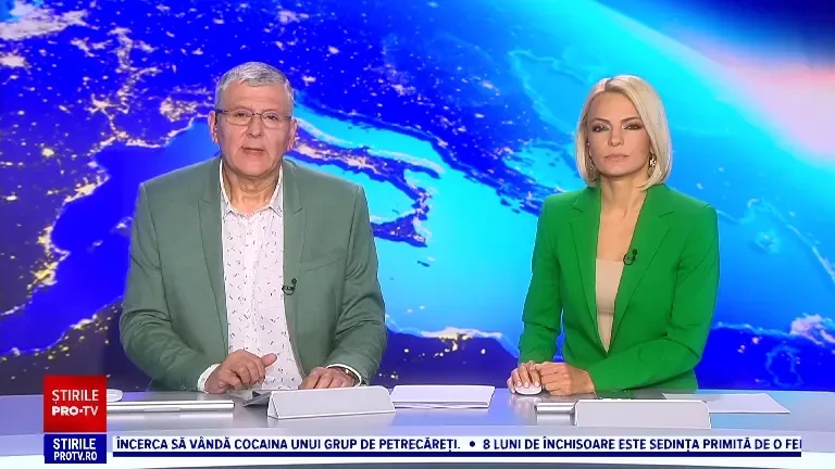 Momentul în care trei hoți dau spargerea într-un magazin folosind un motostivuitor. Au furat mai multe arme și au fugit