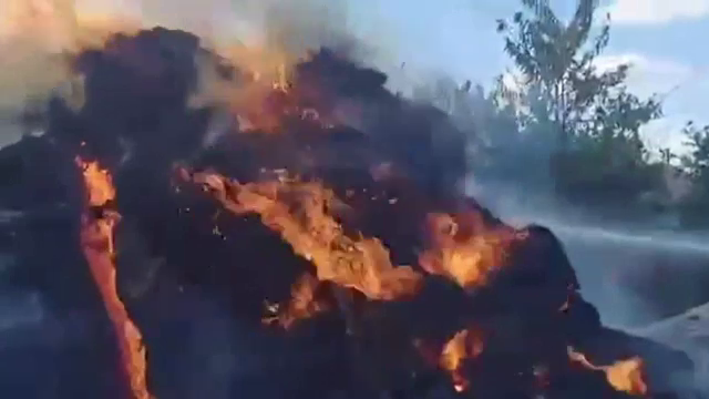 Flăcări uriașe au izbucnit într-o gospodărie dintr-un sat din Botoșani după ce proprietarul a tăiat tablă cu flexul