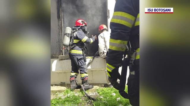 Pericol de explozie în Botoșani după ce un transformator electric pe bază de ulei a luat foc