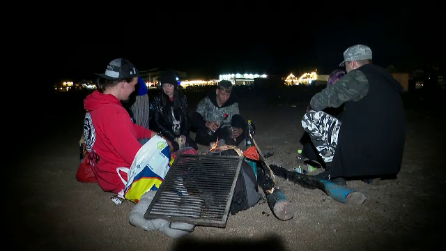 Grătar pe plajă și cocktailuri pregătite în portbagaj. Cu ultimii bani rămași, tinerii au continuat petrecerile la mare