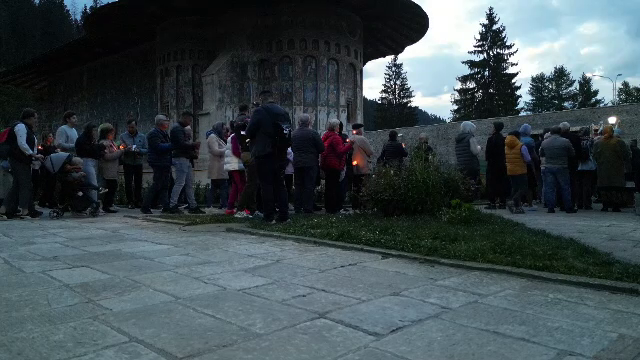 Sute de credincioși au înconjurat Mănăstirea Voroneț, în Vinerea Mare. „Ceva mai presus de cuvinte”