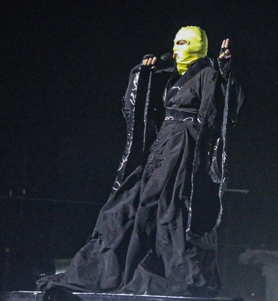 Madonna, apariție neobișnuită pe scenă. A cântat cu o cagulă pe cap | GALERIE FOTO